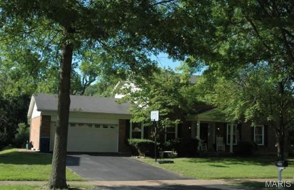 1536 Woodroyal East Drive, Chesterfield, MO 63017