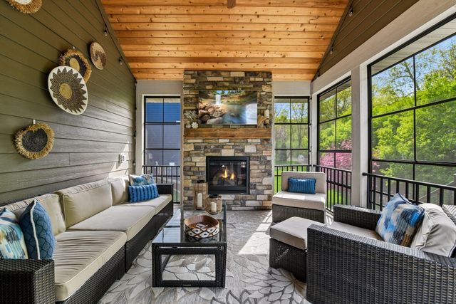 9264 Hawkcrest Court, Chanhassen, MN 55317