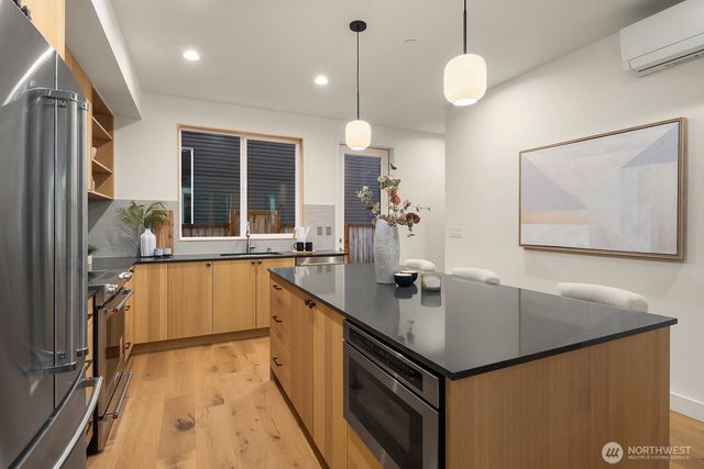 1806 E Mercer Street, Seattle, WA 98112