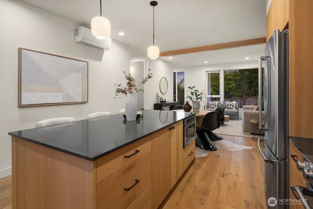 1806 E Mercer Street, Seattle, WA 98112