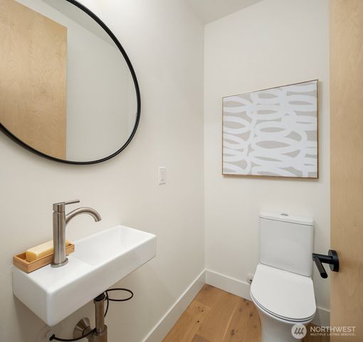 1806 E Mercer Street, Seattle, WA 98112