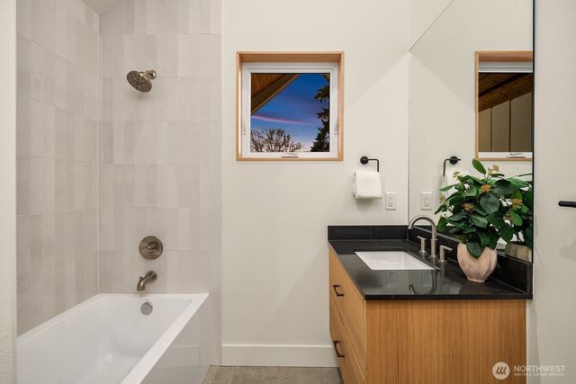 1806 E Mercer Street, Seattle, WA 98112