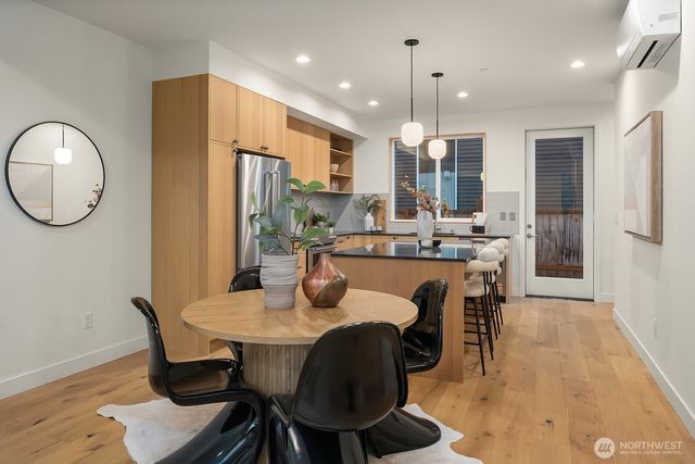 1806 E Mercer Street, Seattle, WA 98112
