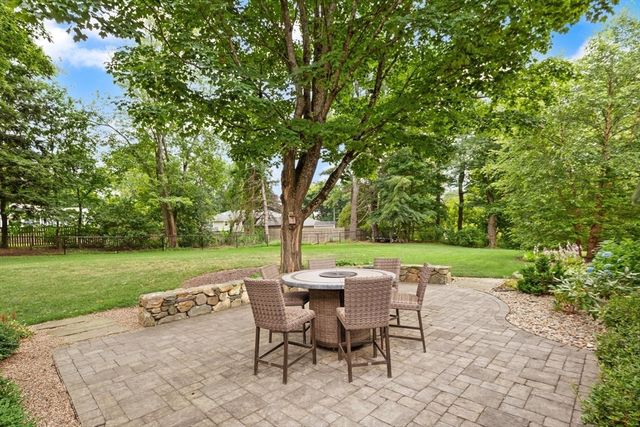 9 Wild Rose Dr, Andover, MA 01810