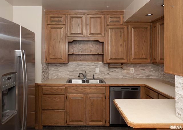 3017 BELLEVUE Avenue, Bettendorf, IA 52722