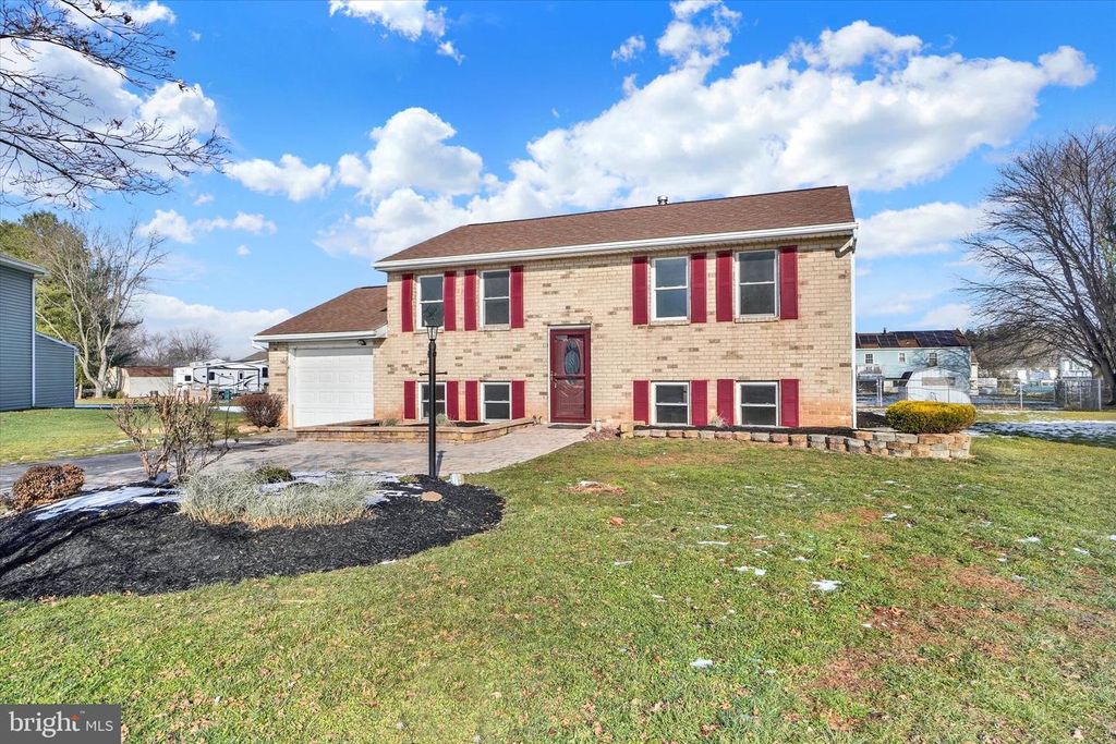 3046 GREENFIELD DR, Dover, PA 17315