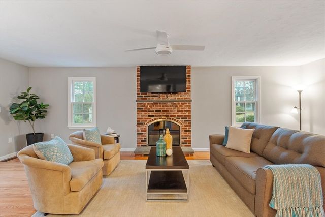 2 Macquarrie Lane, Westford, MA 01886