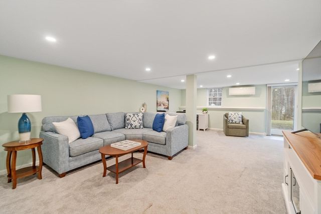 2 Macquarrie Lane, Westford, MA 01886