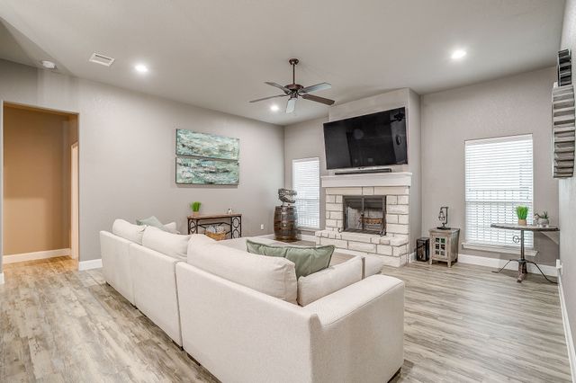 1576 Lizzie Lane, Burleson, TX 76028