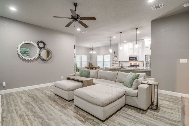 1576 Lizzie Lane, Burleson, TX 76028