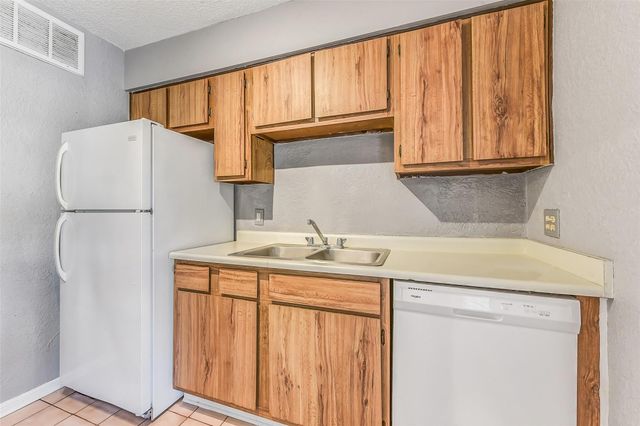 1516 Bay Area Boulevard F16, Houston, TX 77058