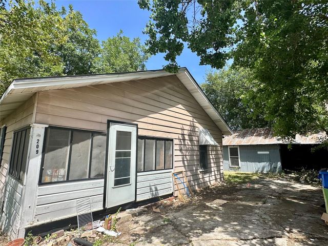 209 Old Thorndale RD, Taylor, TX 76574
