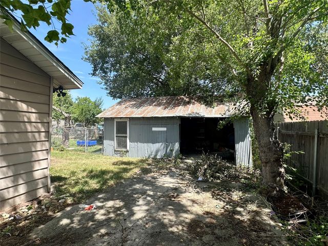 209 Old Thorndale RD, Taylor, TX 76574