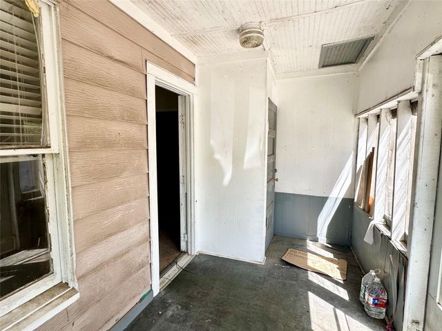 209 Old Thorndale RD, Taylor, TX 76574