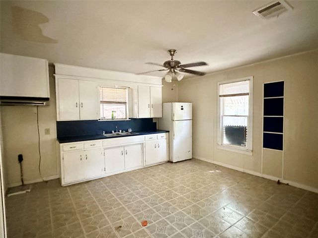 209 Old Thorndale RD, Taylor, TX 76574
