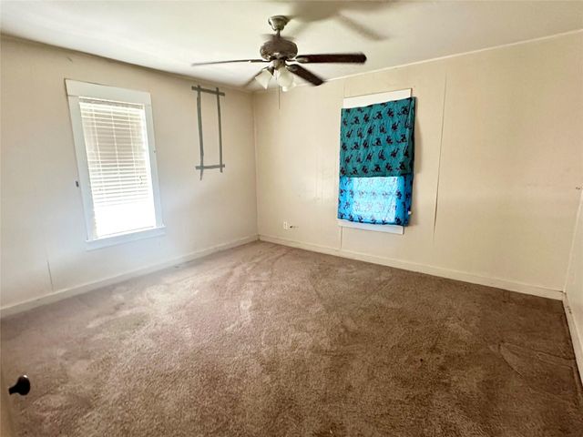209 Old Thorndale RD, Taylor, TX 76574