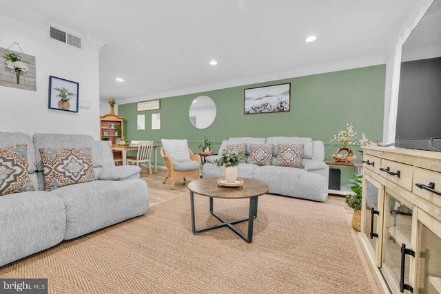 1112 E MAPLE AVE, Sterling, VA 20164