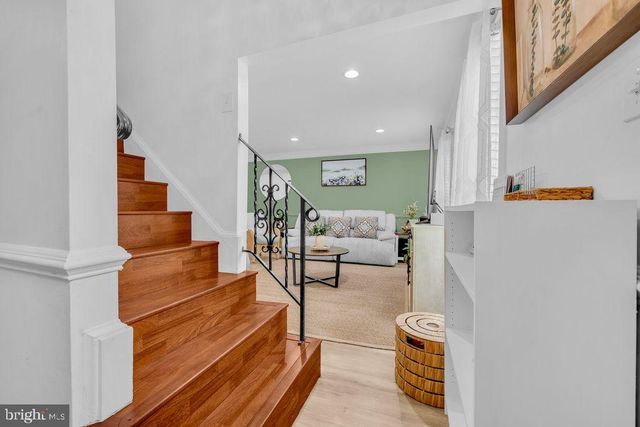 1112 E MAPLE AVE, Sterling, VA 20164