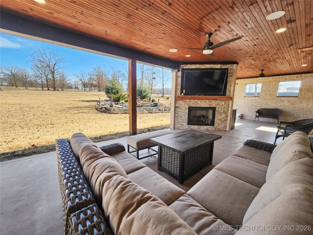 982 Edgewater Boulevard, Tahlequah, OK 74464