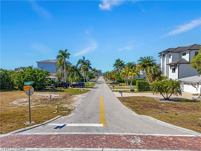 498 Trade Winds AVE, Naples, FL 34108