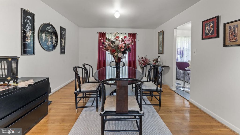 Image 4 of property listing at 8210 STREAMWOOD DR, Baltimore, MD 21208