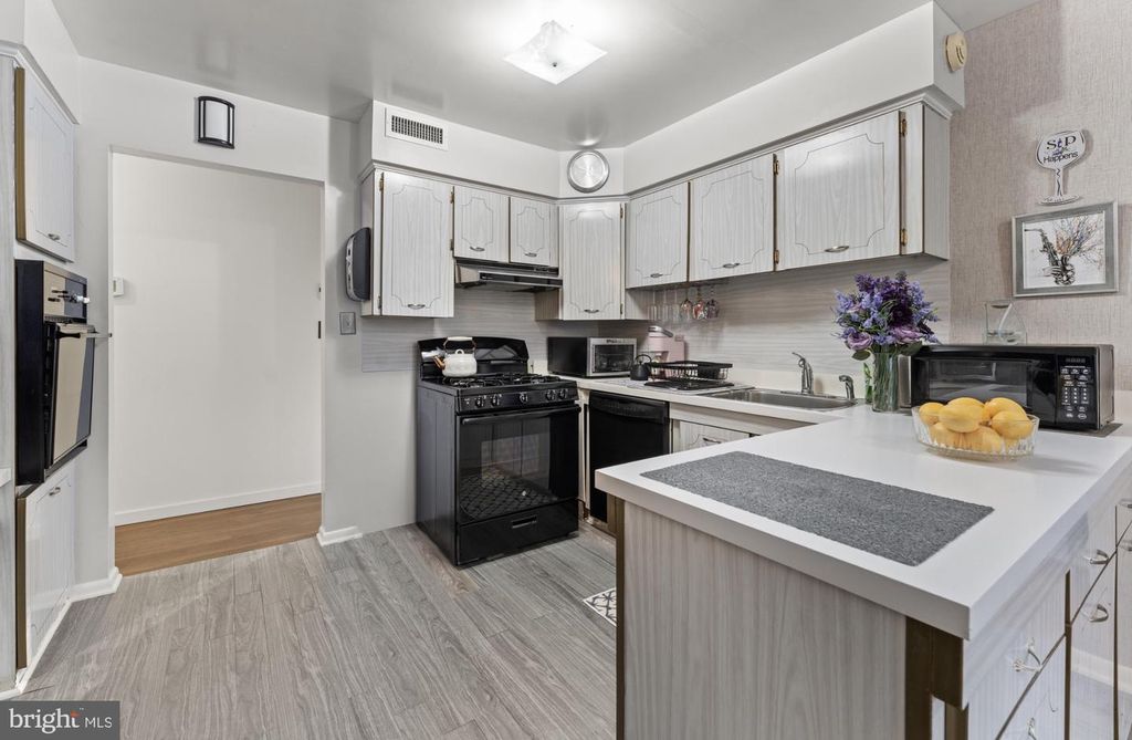 Image 5 of property listing at 8210 STREAMWOOD DR, Baltimore, MD 21208