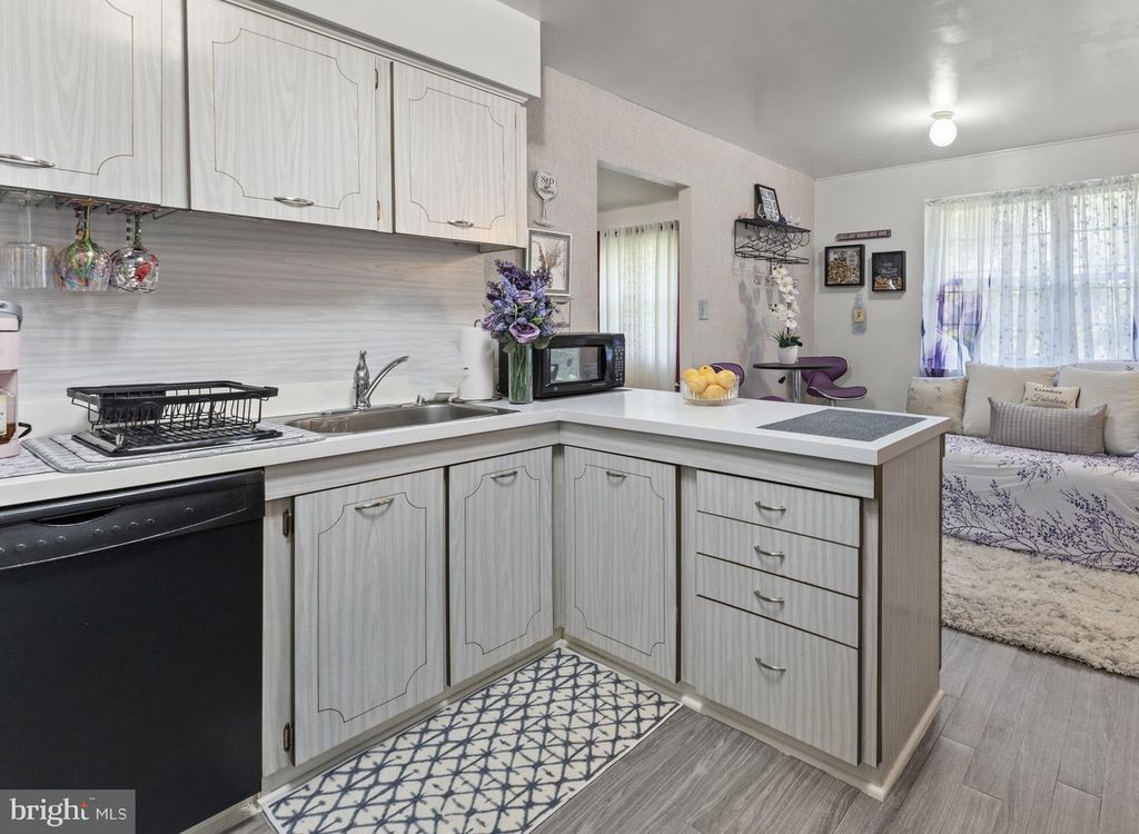 Image 6 of property listing at 8210 STREAMWOOD DR, Baltimore, MD 21208
