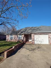218 Fox Run Place A, Lowell, AR 72745