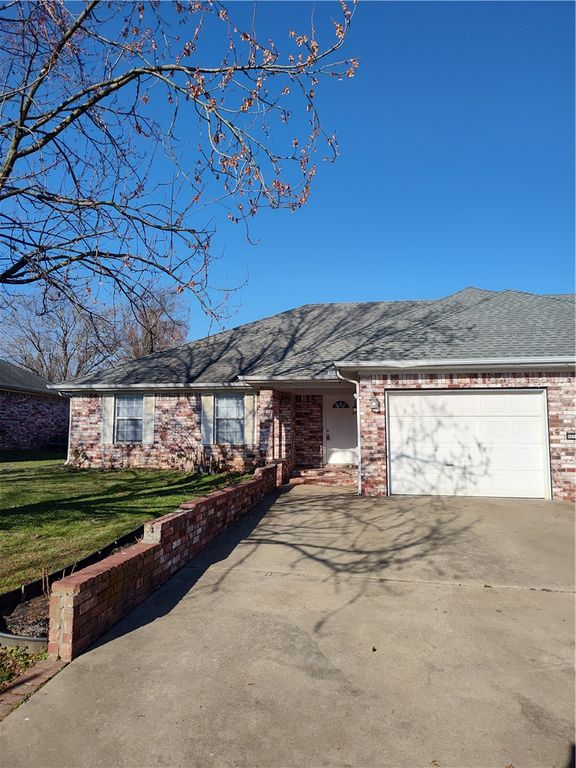 218 Fox Run Place A, Lowell, AR 72745