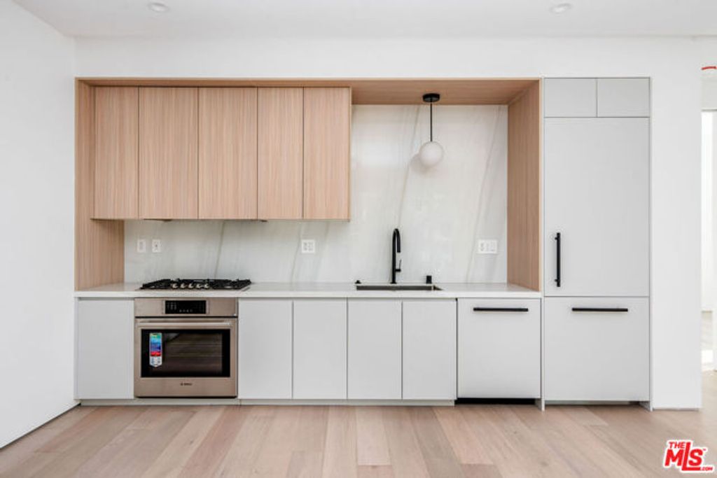 1136 N La Cienega Boulevard PH504, West Hollywood, CA 90069