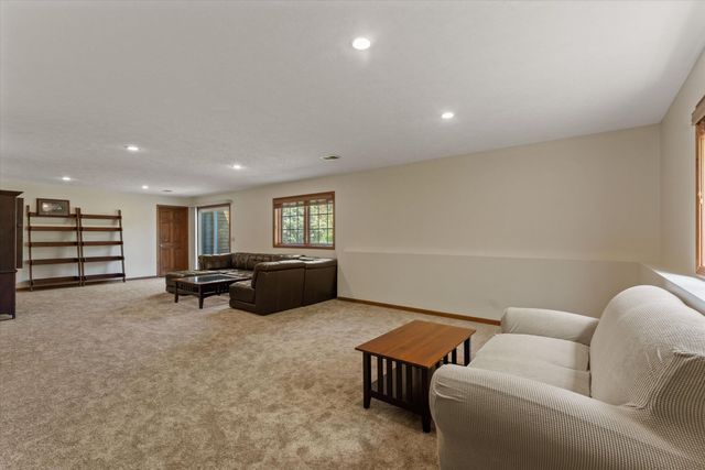 27100 Deerfield Lane, Edwardsburg, MI 49112