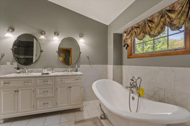 27100 Deerfield Lane, Edwardsburg, MI 49112