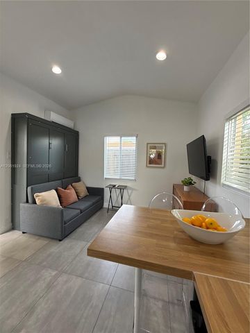 2230 NW 6th St C, Miami, FL 33125
