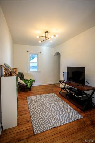 715 Erskine Avenue, St Louis, MO 63125