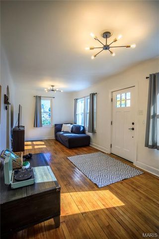 715 Erskine Avenue, St Louis, MO 63125