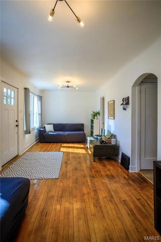 715 Erskine Avenue, St Louis, MO 63125