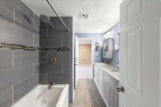 111 Patrick Rd 111, Tewksbury, MA 01876