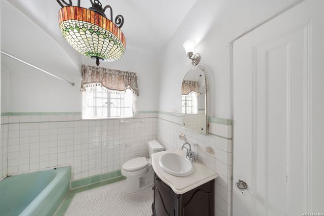 2150 W SUMMIT AVE, San Antonio, TX 78201