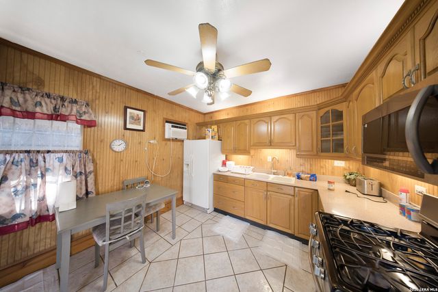 2150 W SUMMIT AVE, San Antonio, TX 78201