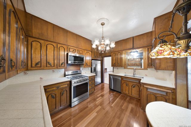 2150 W SUMMIT AVE, San Antonio, TX 78201