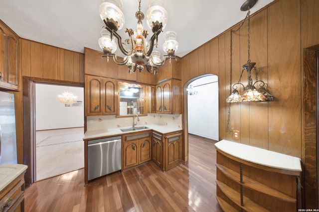 2150 W SUMMIT AVE, San Antonio, TX 78201