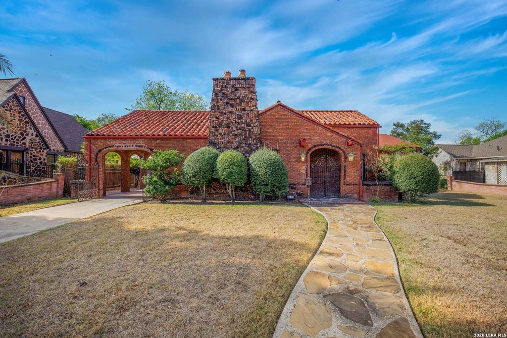 2150 W SUMMIT AVE, San Antonio, TX 78201