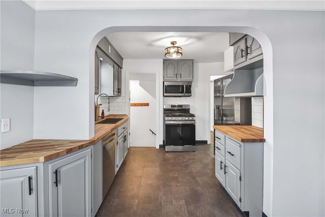 13509 Wainstead Avenue, Cleveland, OH 44111