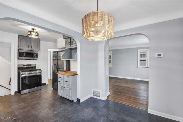 13509 Wainstead Avenue, Cleveland, OH 44111