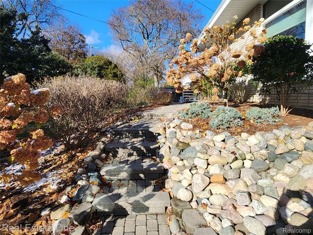 6660 Woodbank Drive, Bloomfield Hills, MI 48301