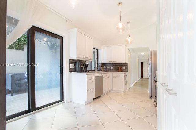 524 Village Lake Dr 524, Weston, FL 33326