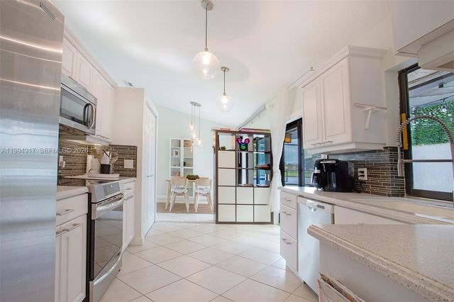 524 Village Lake Dr 524, Weston, FL 33326