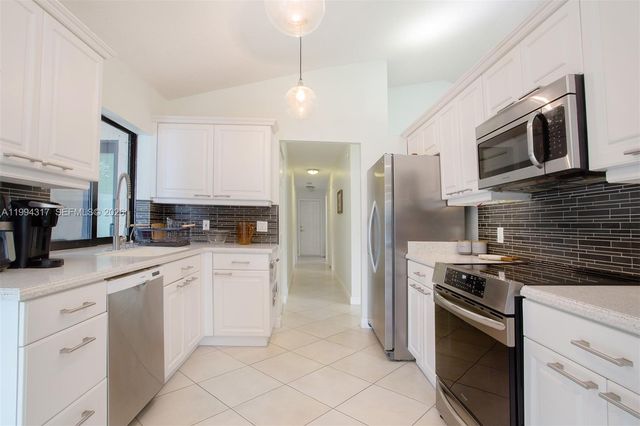 524 Village Lake Dr 524, Weston, FL 33326