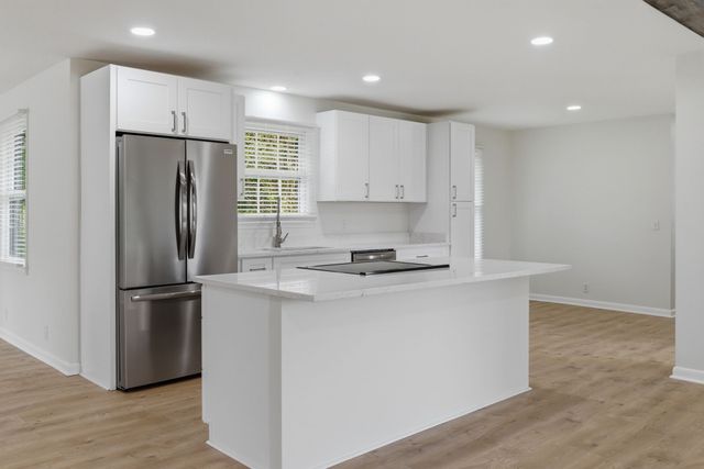 124 Country Club Dr, Hendersonville, TN 37075