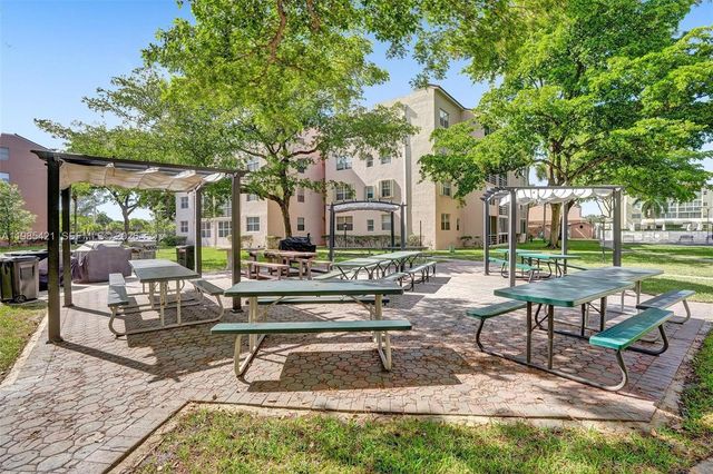 2811 Somerset Dr 405, Lauderdale Lakes, FL 33311